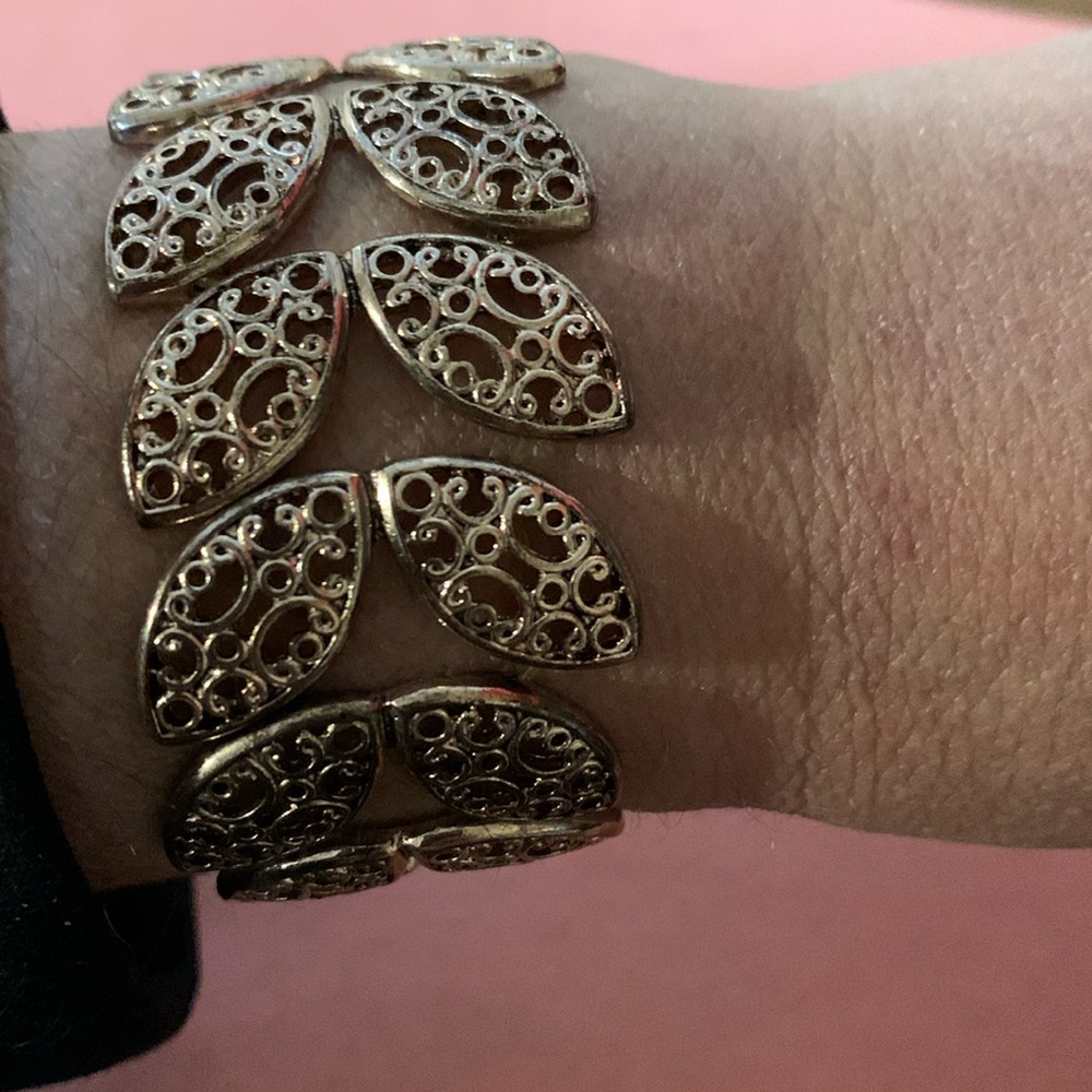 Beautiful bracelet, leaf pattern*